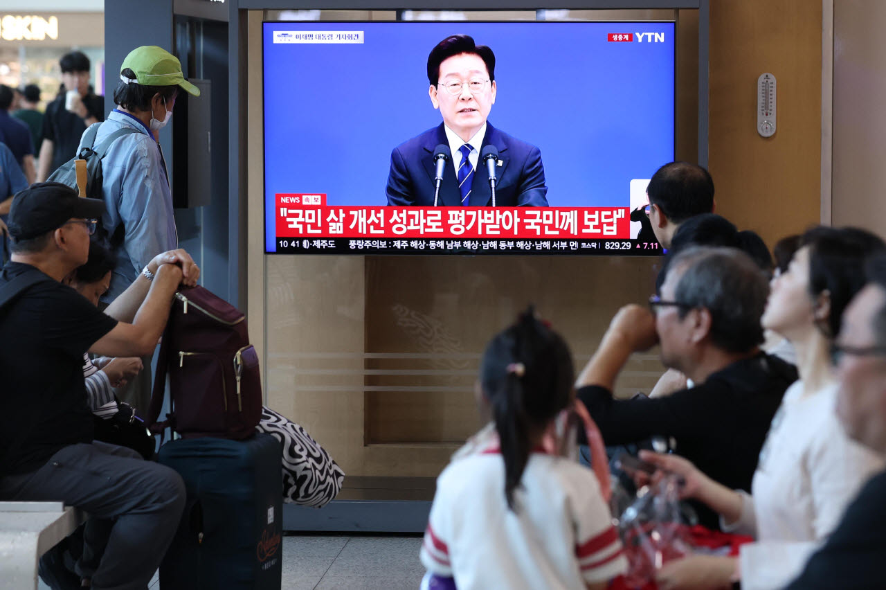[포토]李 대통령 기자회견 생방송 시청하는 시민들