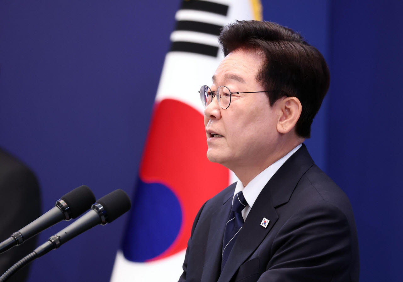 [속보]李 "'전쟁 개입'하는 파병 없다…국민보호 최소 활동은 해야"