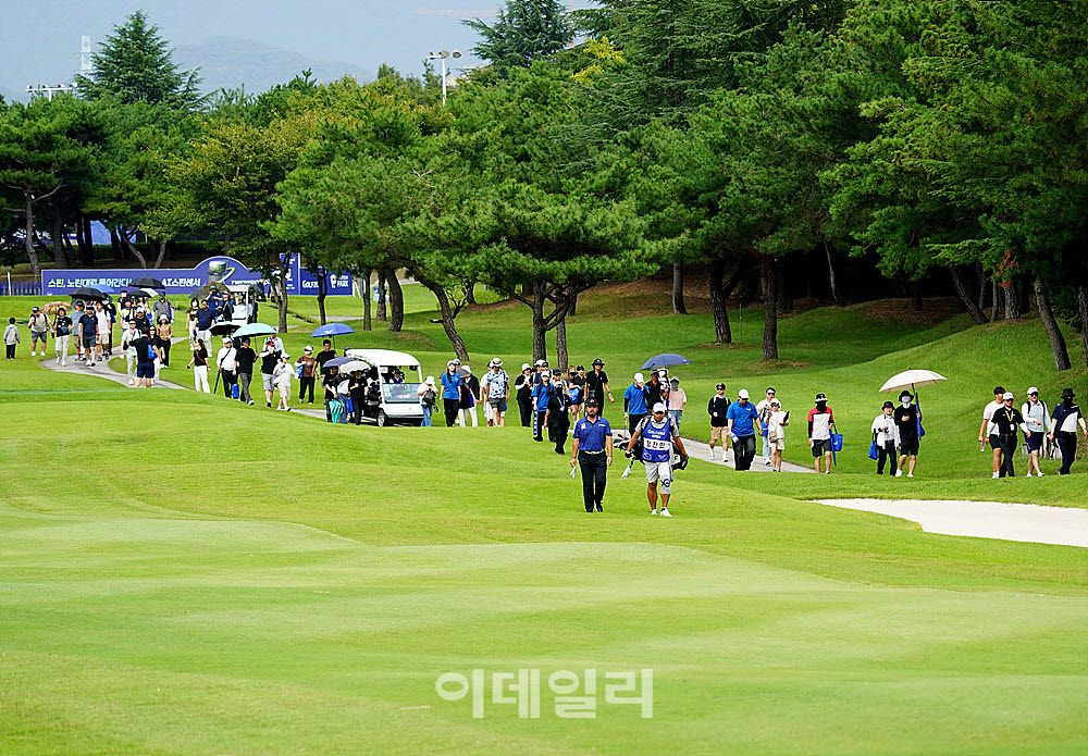 [포토] 마지막조를 따르는 갤러리 물결