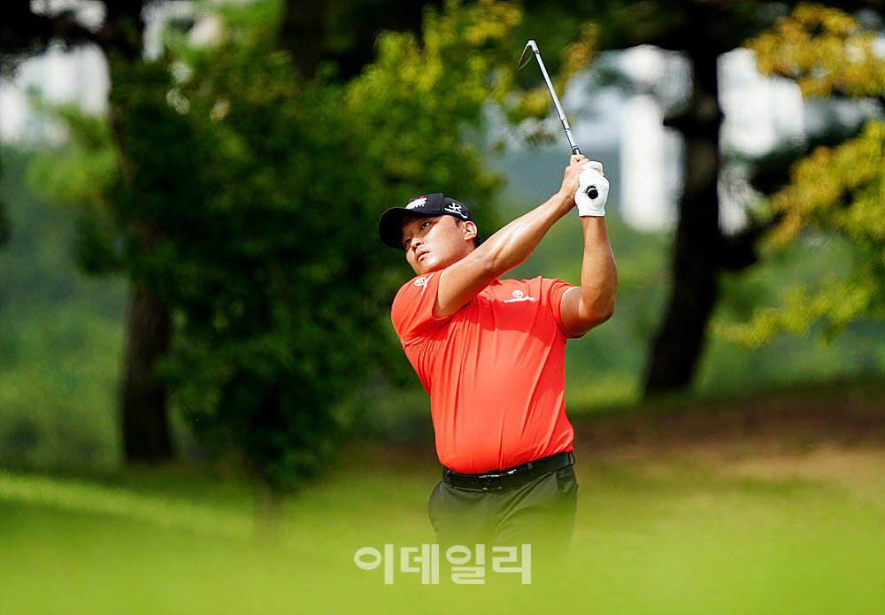 [포토] 황도연, 오늘 7타 줄이며 선두를 추격한다