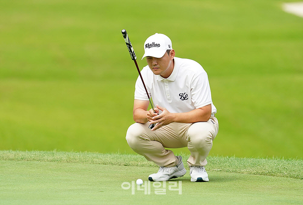 [포토] 박준섭, 신중히 읽는 버디 라인