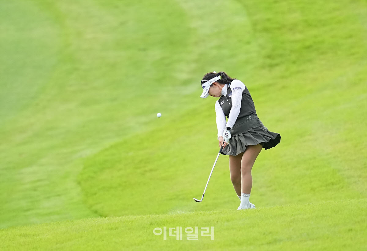 [포토]배소현,첫 홀 강한 아이언샷