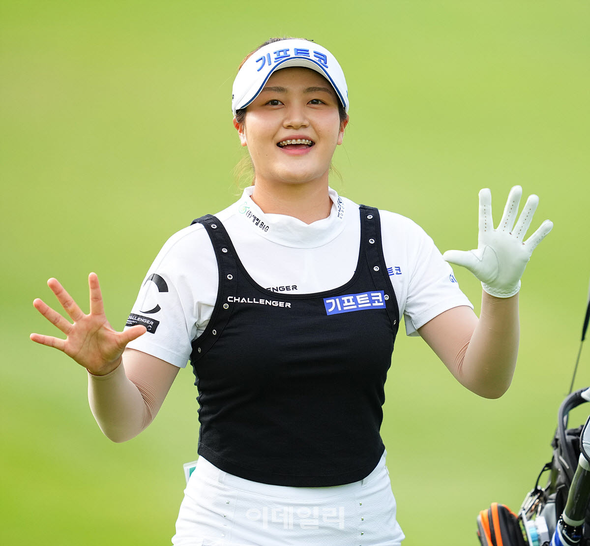 [포토]홍현지,첫 홀 반가운 두손 인사