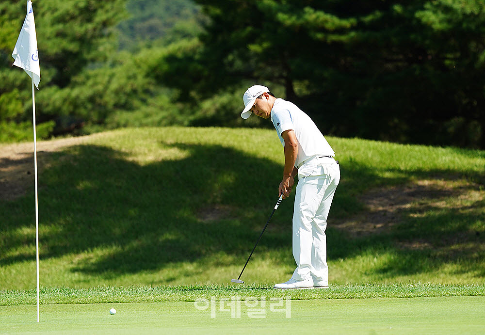 [포토] 김영수, 신중한 퍼팅 스트로크