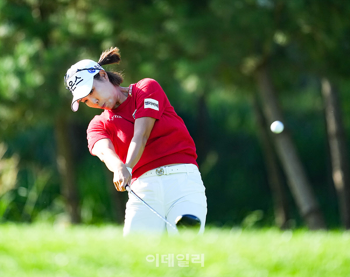 [포토]최민경,파워풀 임팩트로 시작