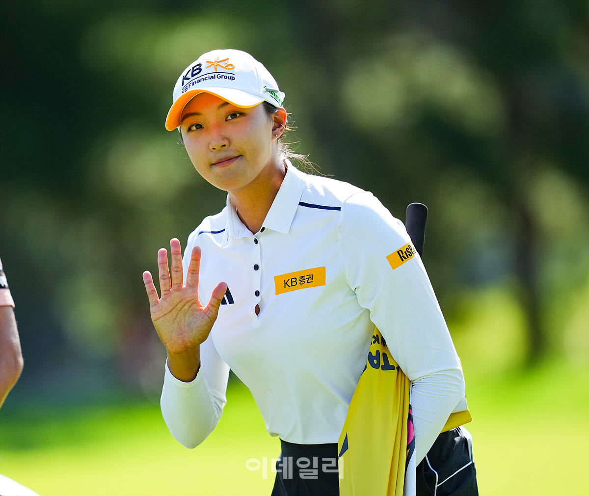 [포토]박예지,반가운 손인사