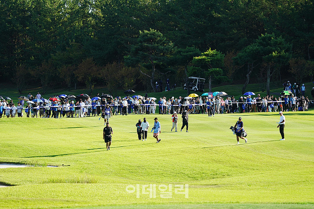 [포토] 마지막조를 따라 이동하느 갤러리