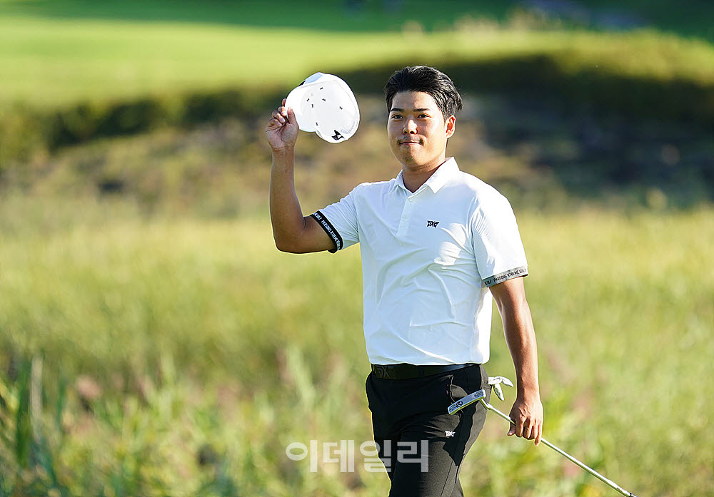 [포토] 신상훈, 마지막홀에 들어서며 갤러리에 인사