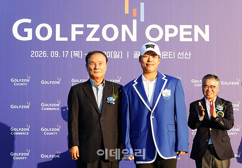 [포토] 신상훈, 김영찬 골프존홀딩스 회장으로부터 우승자켓