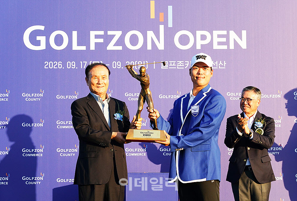 [포토] 신상훈, 김영찬 골프존홀딩스 회장으로부터 우승 트로피