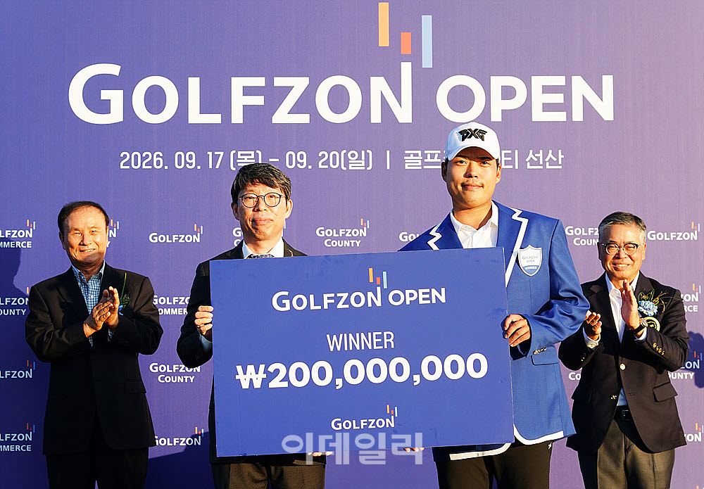 [포토] 신상훈, 장성원 골프존홀딩스 대표로부터 우승 상금