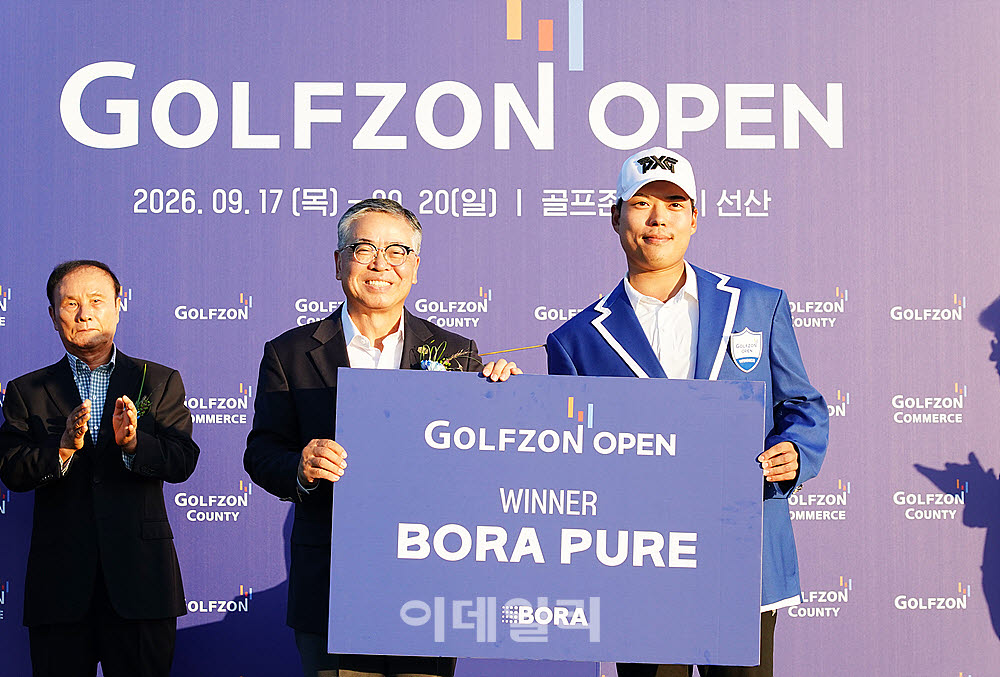 [포토] 신상훈, 김원섭 KPGA 회장으로부터 우승 부상