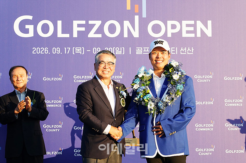 [포토] 신상훈, 김원섭 KPGA 회장으로부터 우승 꽃목걸이