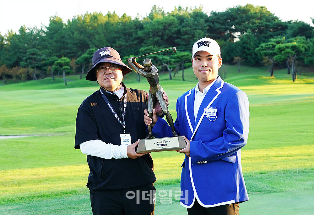 [포토] 신상훈, 아버지와 함께