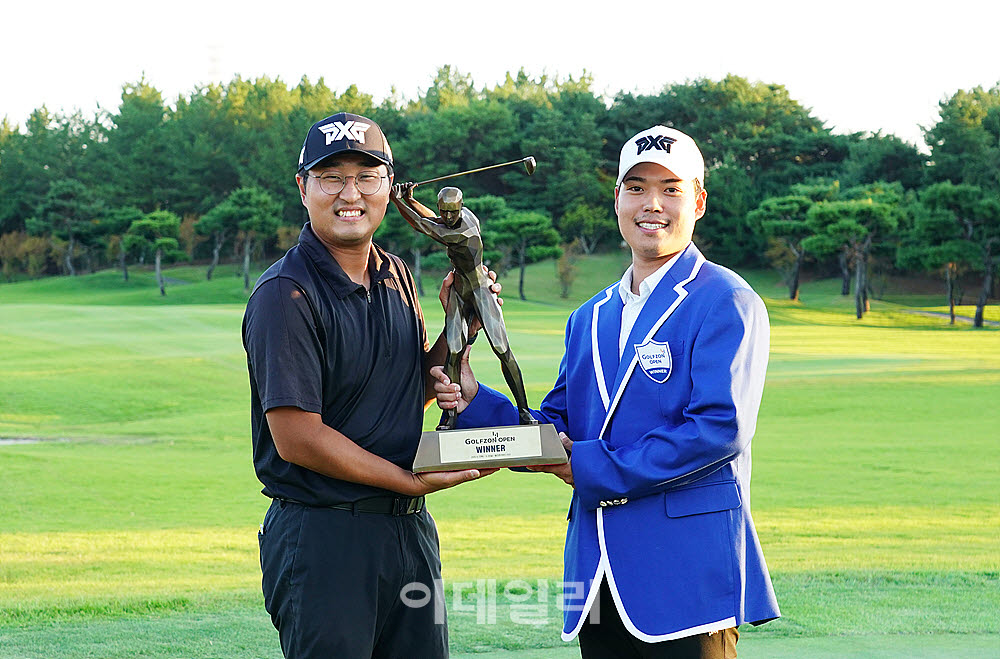 [포토] 신상훈, 도움 준 캐디와 함께