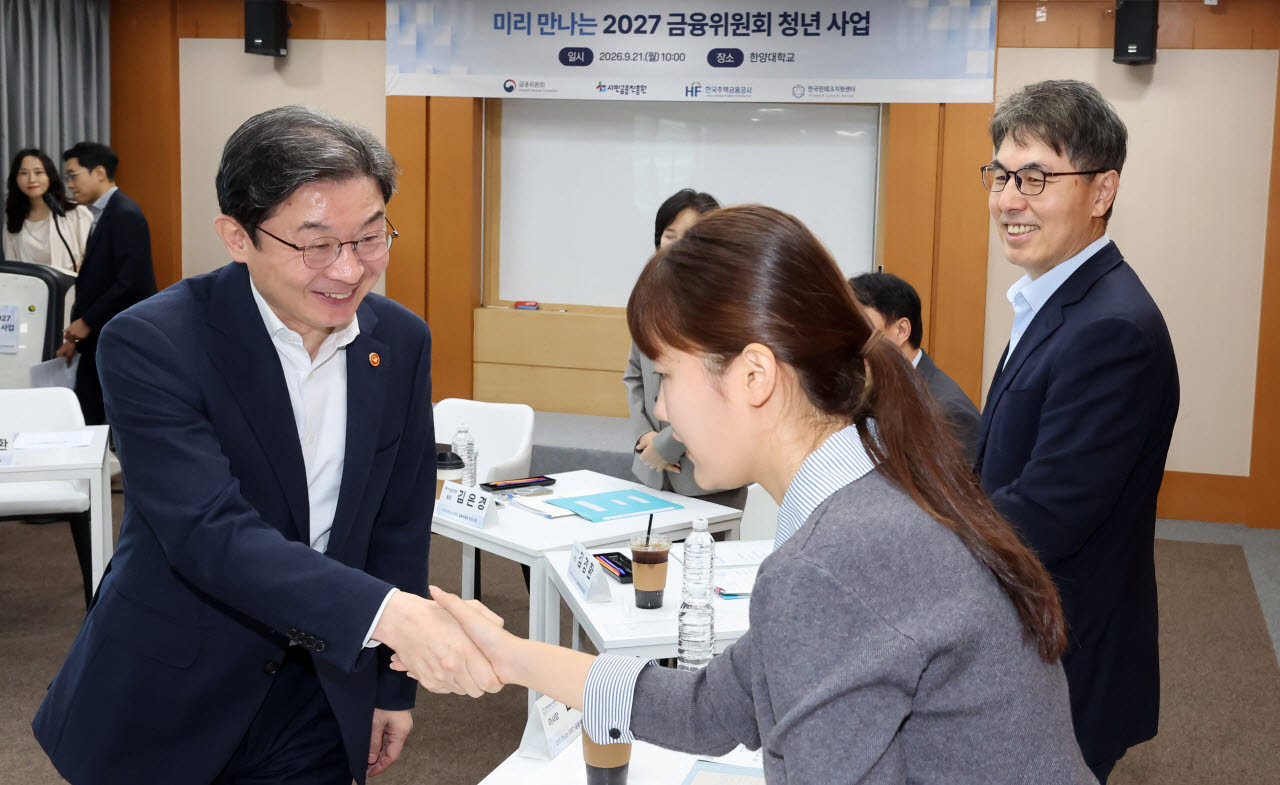 [포토]미리 만나는 2027 금융위원회 청년사업 간담회 참석자들과 인사 나누는 이억원 위원장