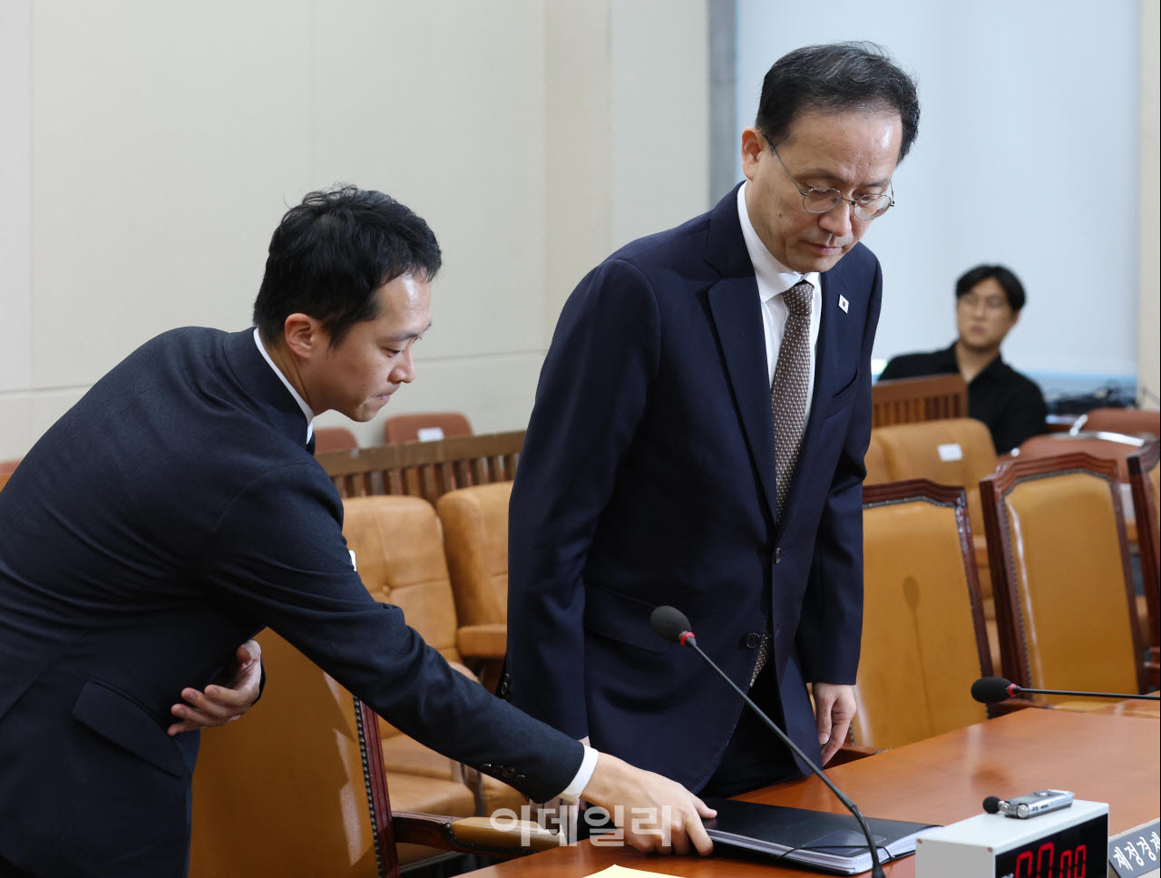 [포토]대미투자 사전 보고, '재경위 출석하는 이형일 경제부총리'