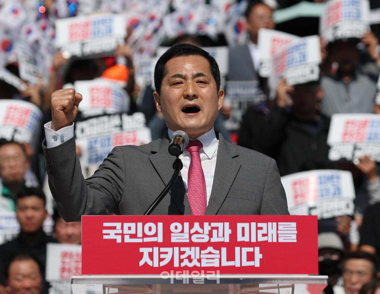 [포토]박대출 의원, '민생경제파탄 실정 보고'
