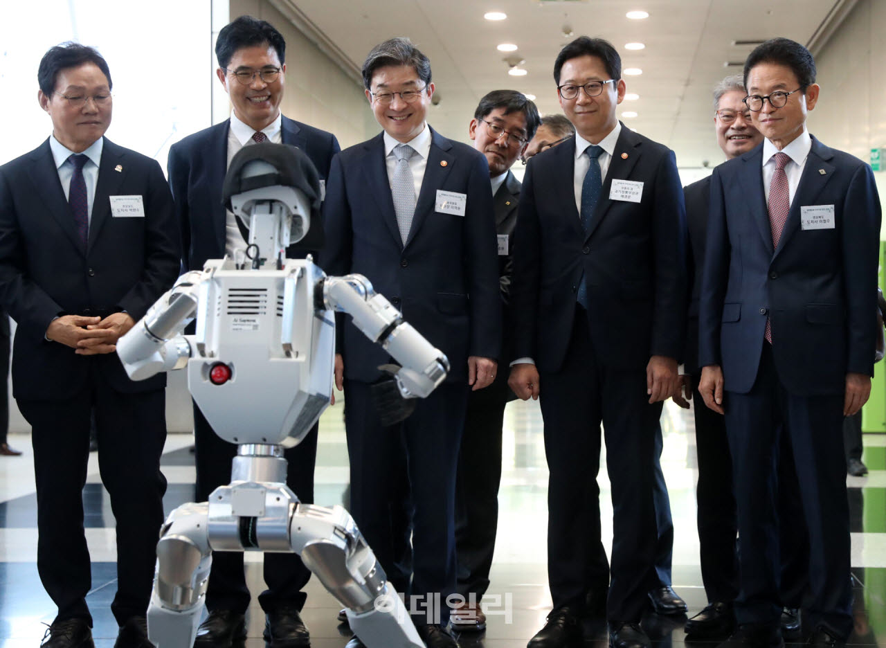 [포토] 피지컬 AI 기술 시연 살펴보는 배경훈 부총리