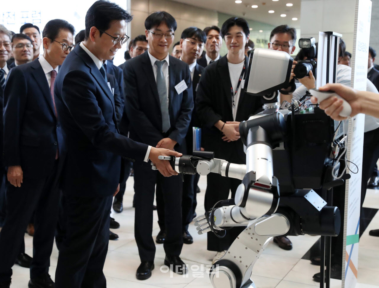 [포토] 로봇과 악수하는 배경훈 부총리
