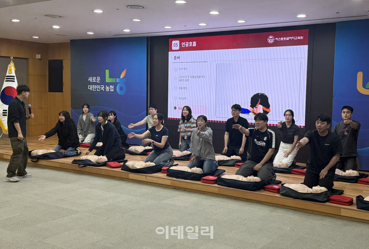 [포토] 농협 임직원, 심폐소생술·응급처지 교육