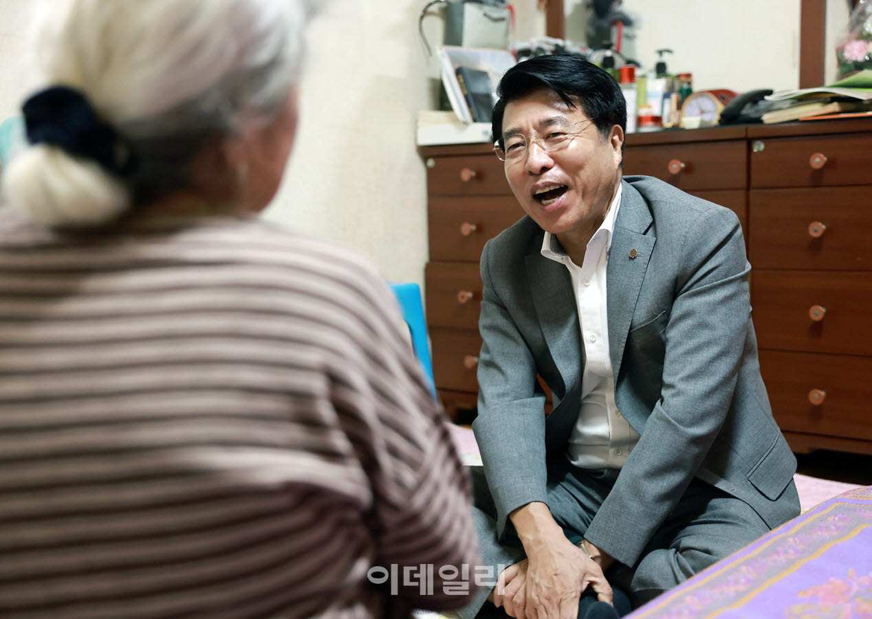 [포토] 홀몸 어르신께 추석 인사하는 서강석 송파구청장