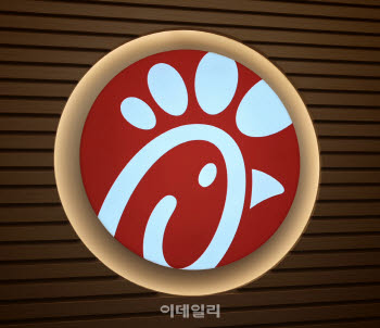 '칙필레'는 차원이 달라?…'미국 1위' 버거, 아시아 첫 매장 가보니