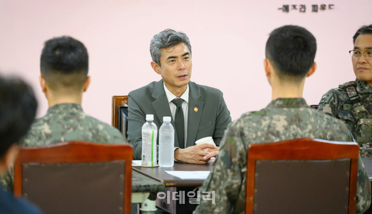 [포토]강신철 국방부 장관, 25사단 장병들과 간담회