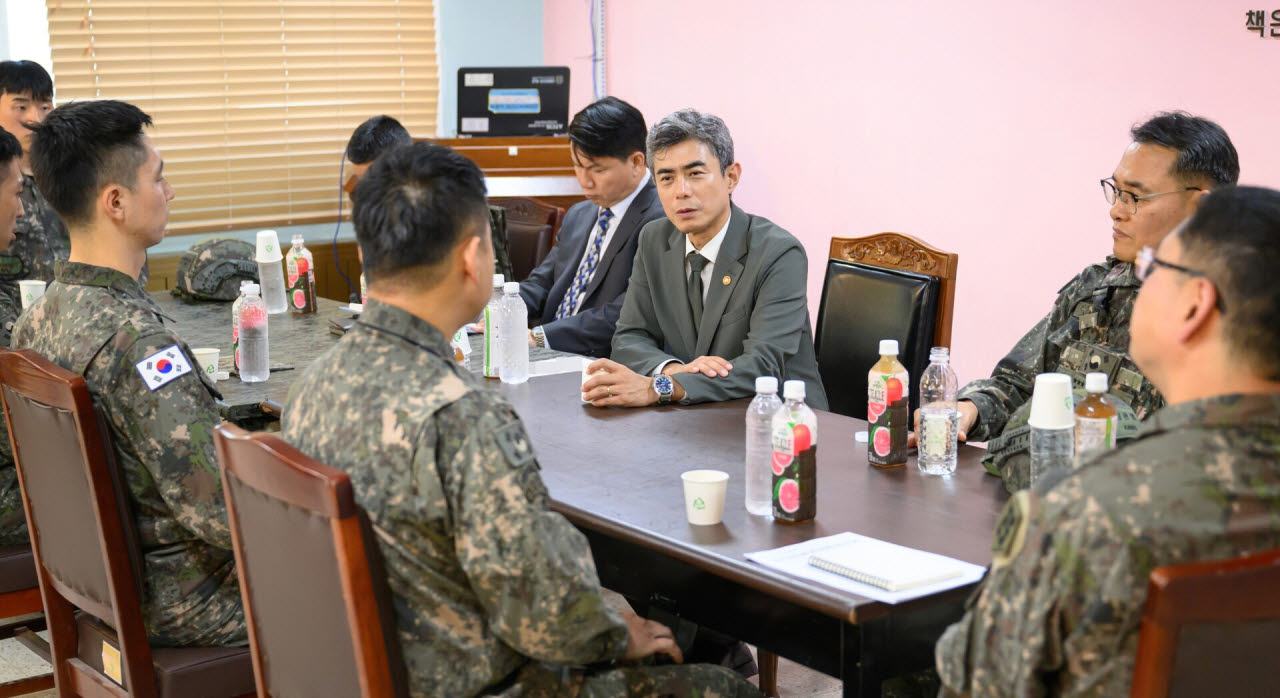 [포토]취임후 첫 현장지도 나선 강신철 국방부 장관