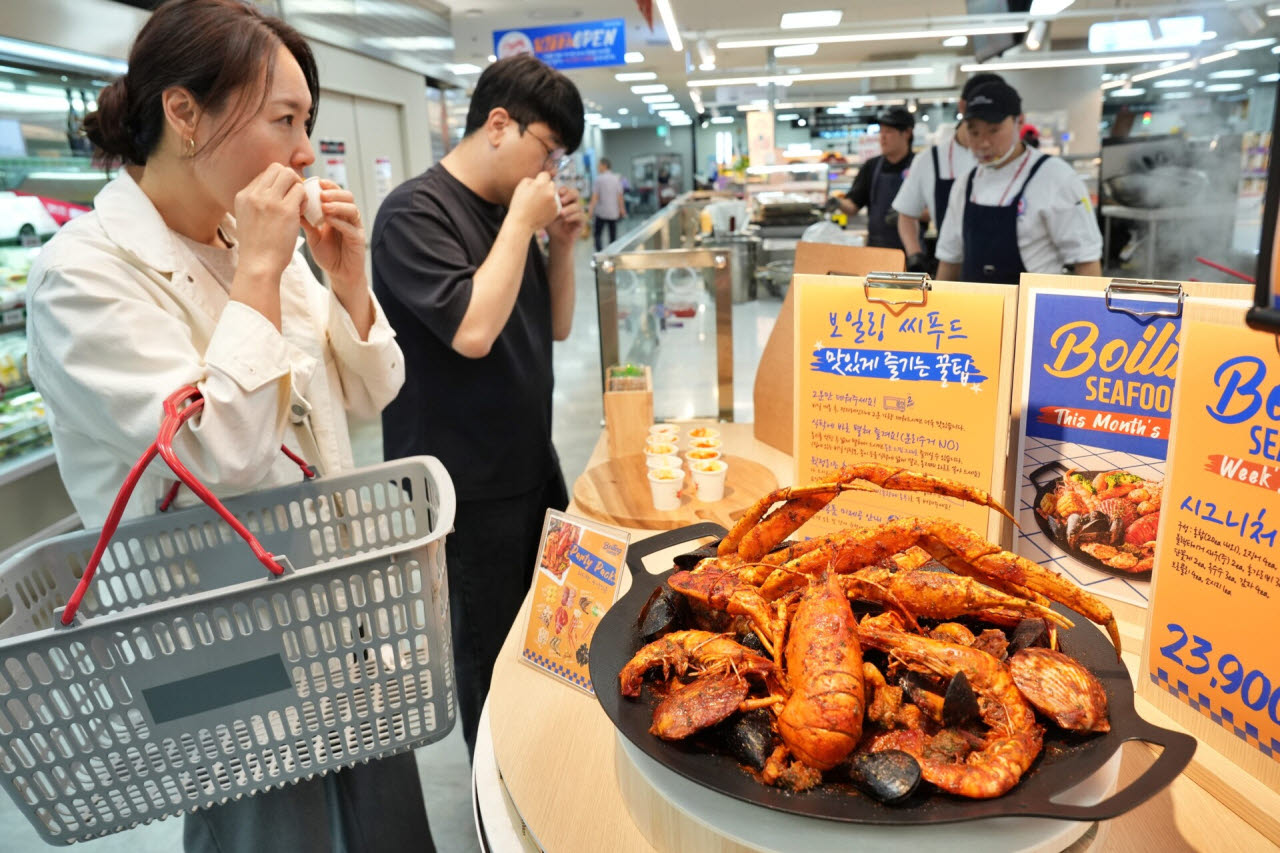 “팔기 전에 고객부터 맛본다”…롯데마트, 신상품 ‘실전 테스트’