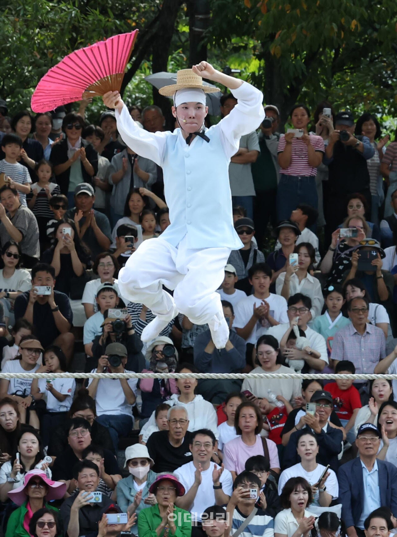 [포토]한산하 이수자, '아슬아슬 줄타기 공연'