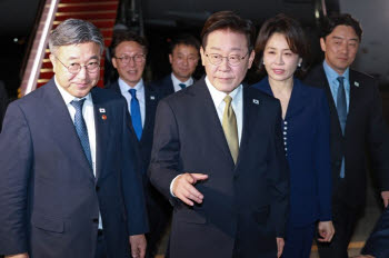 李대통령, 순방 마치고 귀국…인사·사법·안보 현안 줄줄이