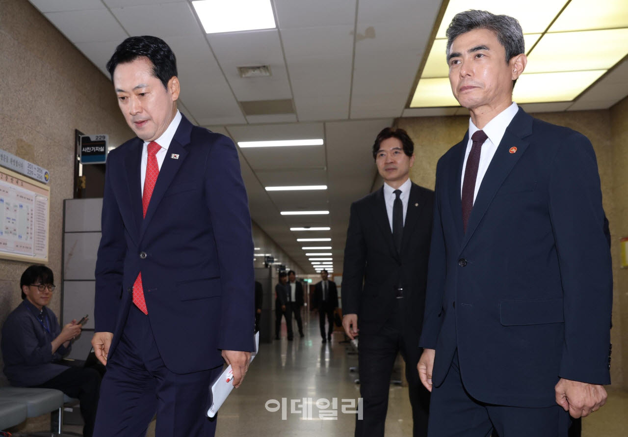 [포토]회의실 향하는 장동혁-강신철