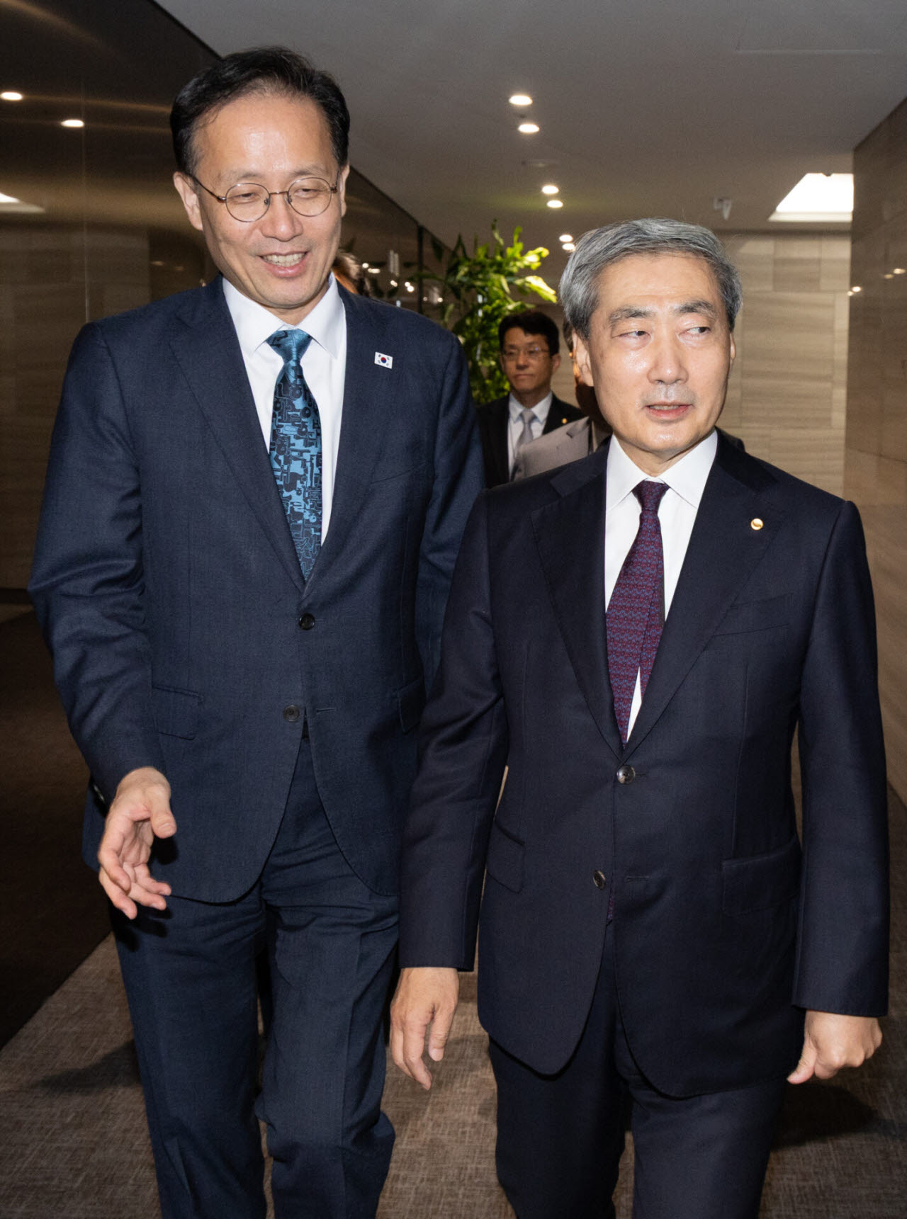 [포토]이야기 나누며 입장하는 이형일 경제부총리 겸 재정경제부 장관-신현송 한국은행 총재