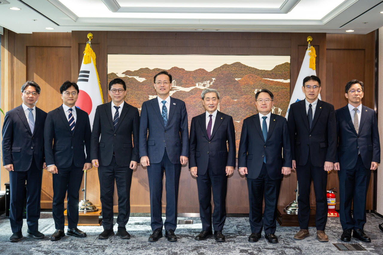 [포토]한국은행 찾은 이형일 경제부총리 겸 재정경제부 장관