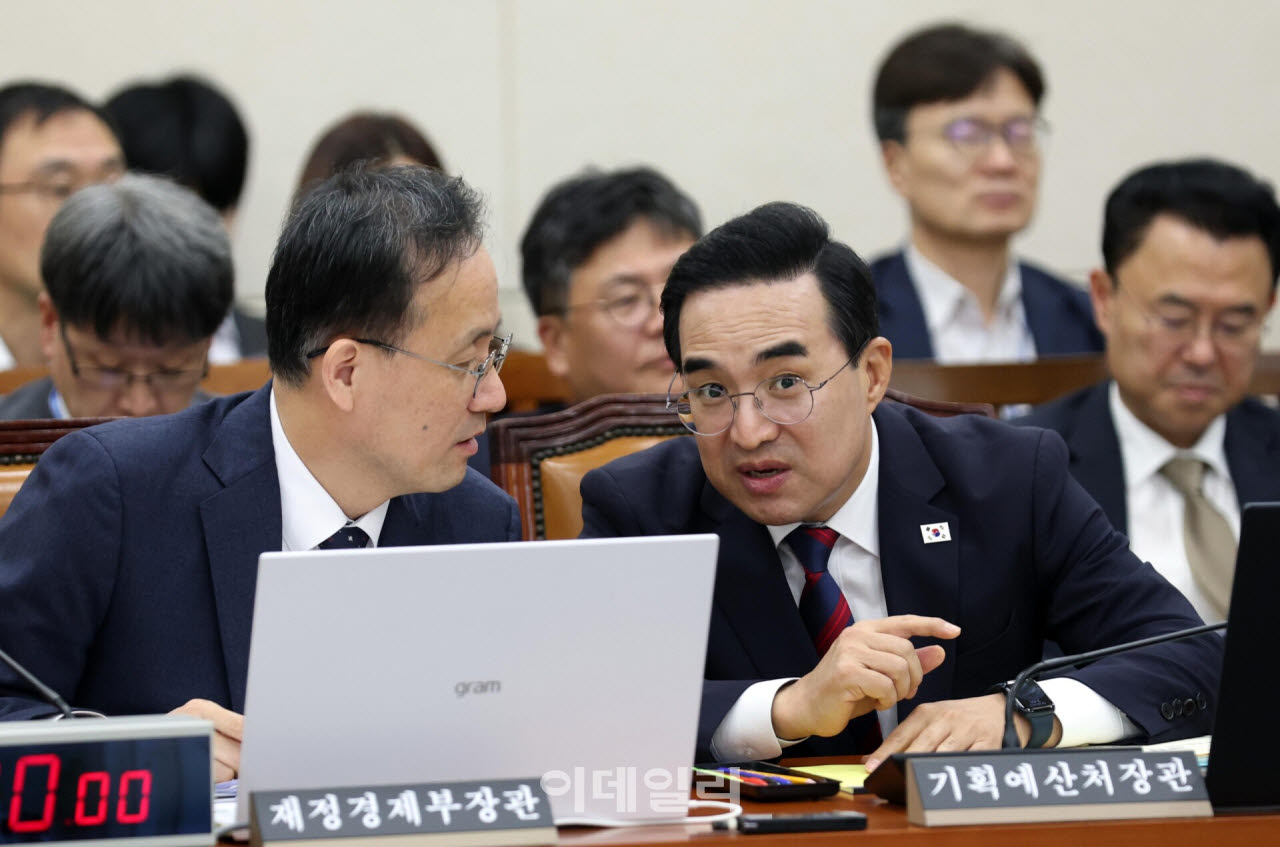 [포토]재경위 전체회의, '대화하는 이형일-박홍근'
