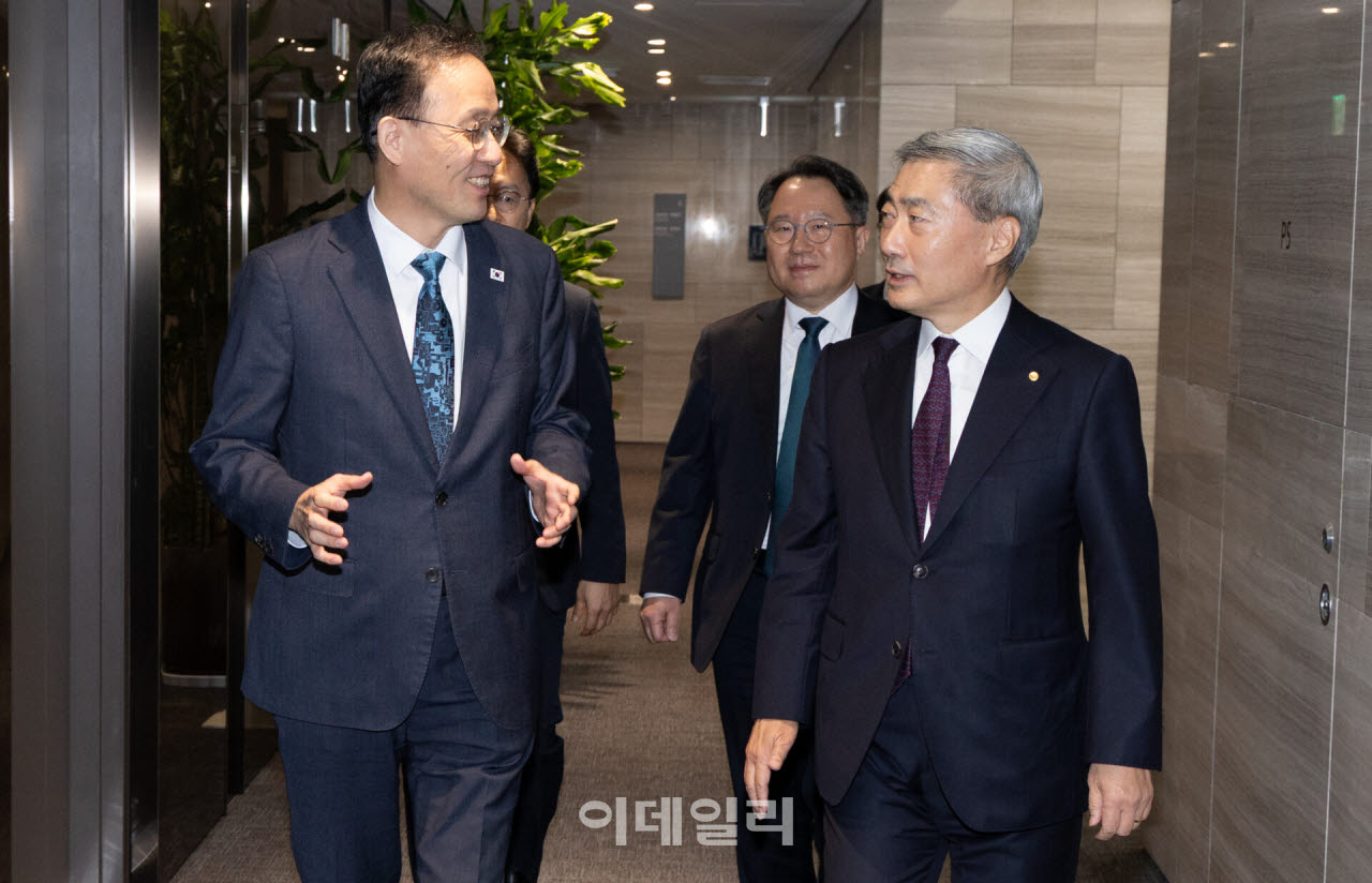 "최적 정책조합 찾자" 이형일·신현송 첫 회동