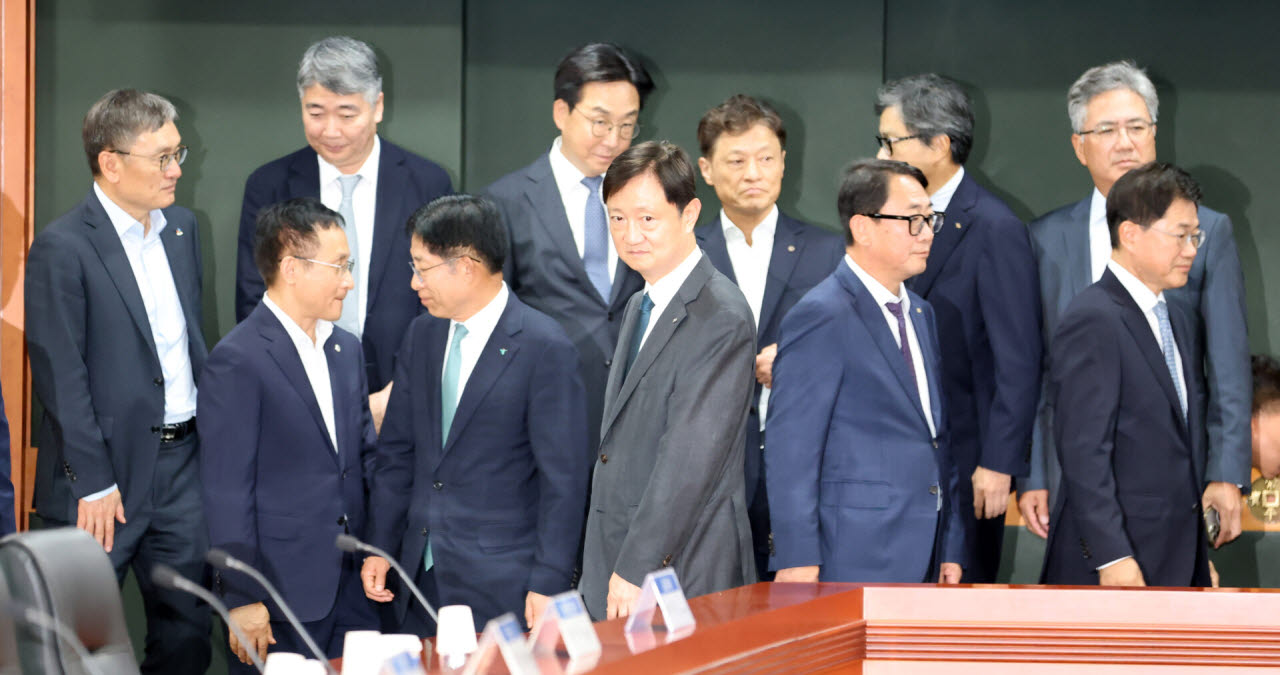 [포토]자리로 향하는 이찬진 금융감독원장-증권사 CEO들