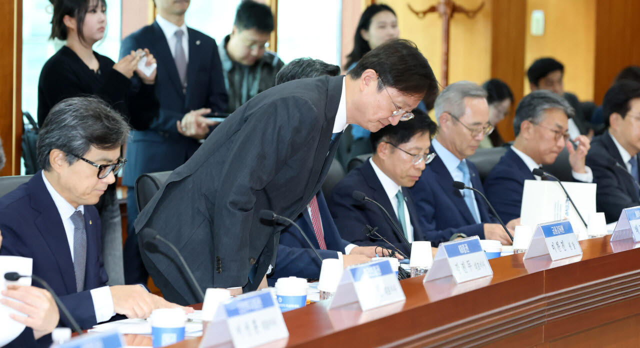[포토]인사하는 이찬진 금융감독원장