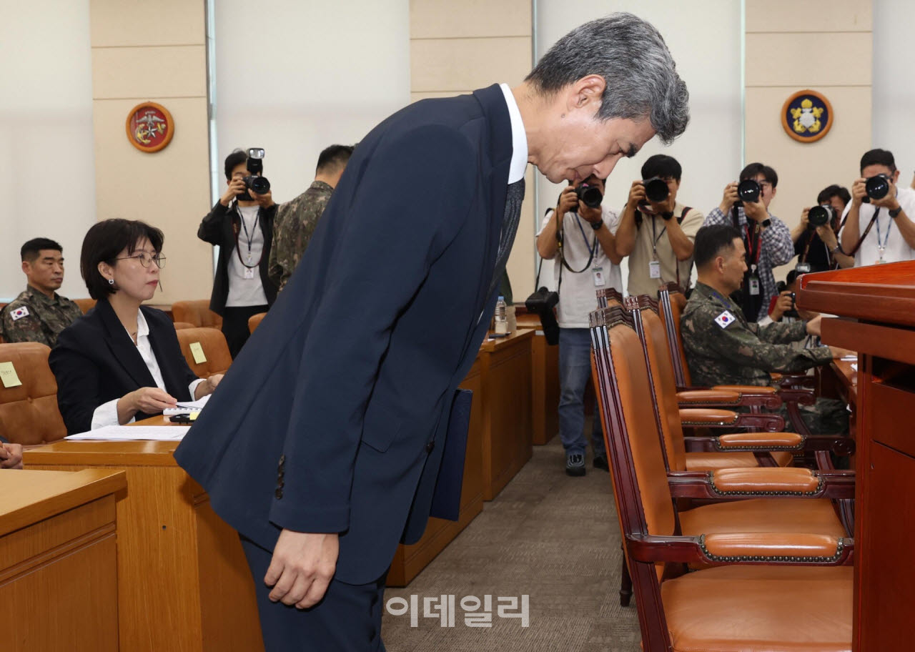 [포토]허리숙여 인사하는 강신철 장관