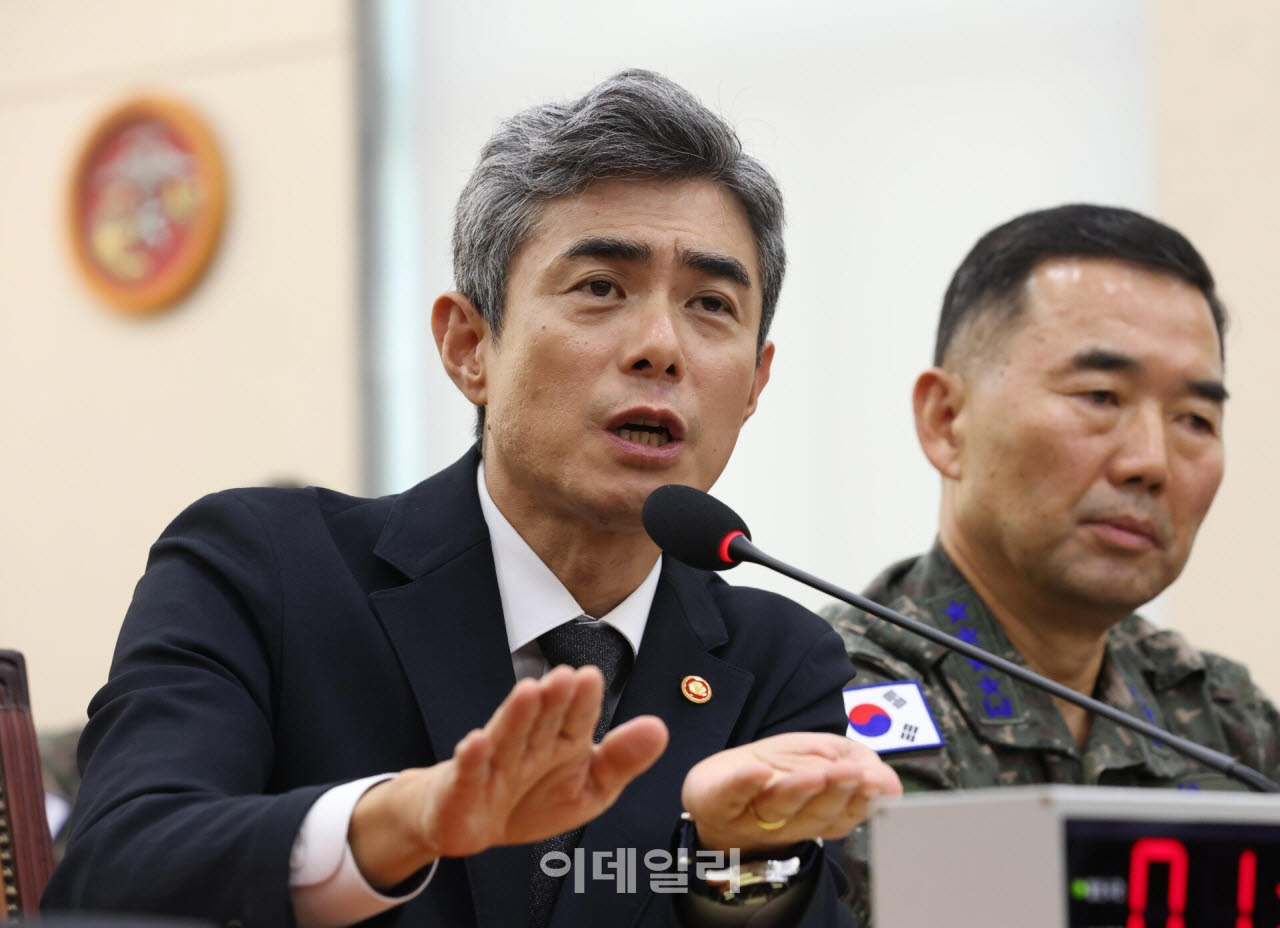 [포토]강신철 장관, '지뢰 추정 폭발 사고 답변'