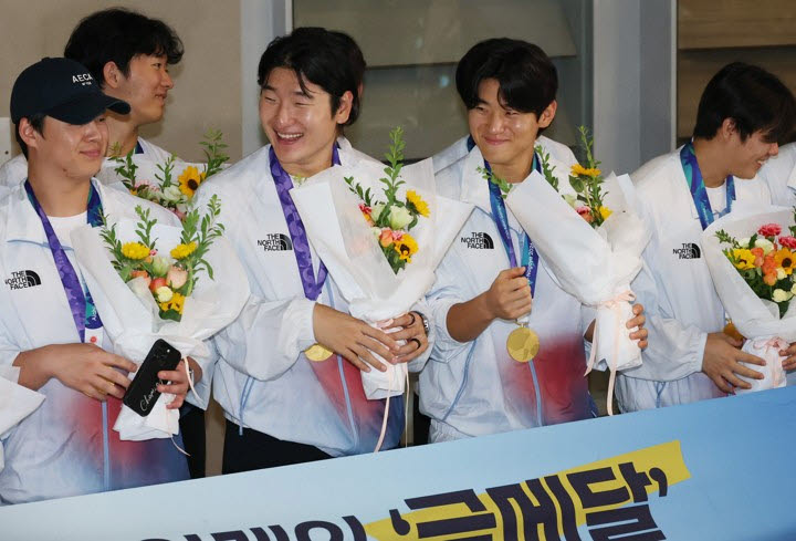 금메달 동지에서 다시 순위 경쟁자로…야구대표팀 16명 1군 복귀