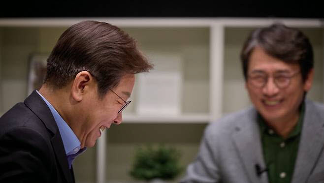 "유시민 법적대응, 구체적 검토 안해"…靑 "대통령 비판 열려있다"