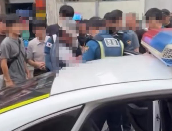 "과거엔 의사도 찔렀다"…이번엔 미용실 찾아간 80대, 결국