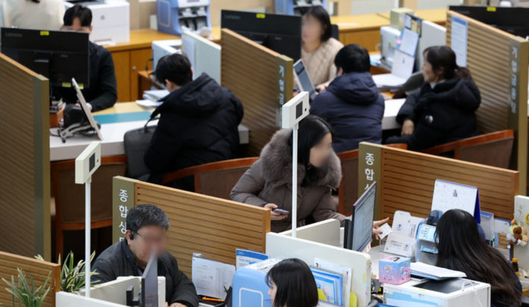 은행, 내년부터 30분 늦게 열고 금요일엔 '조기퇴근'?