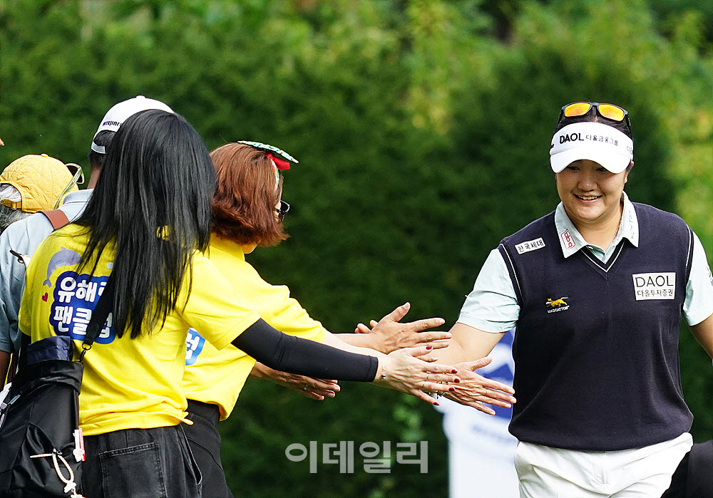 [포토] 유해란, 팬들과 함께 하이파이브