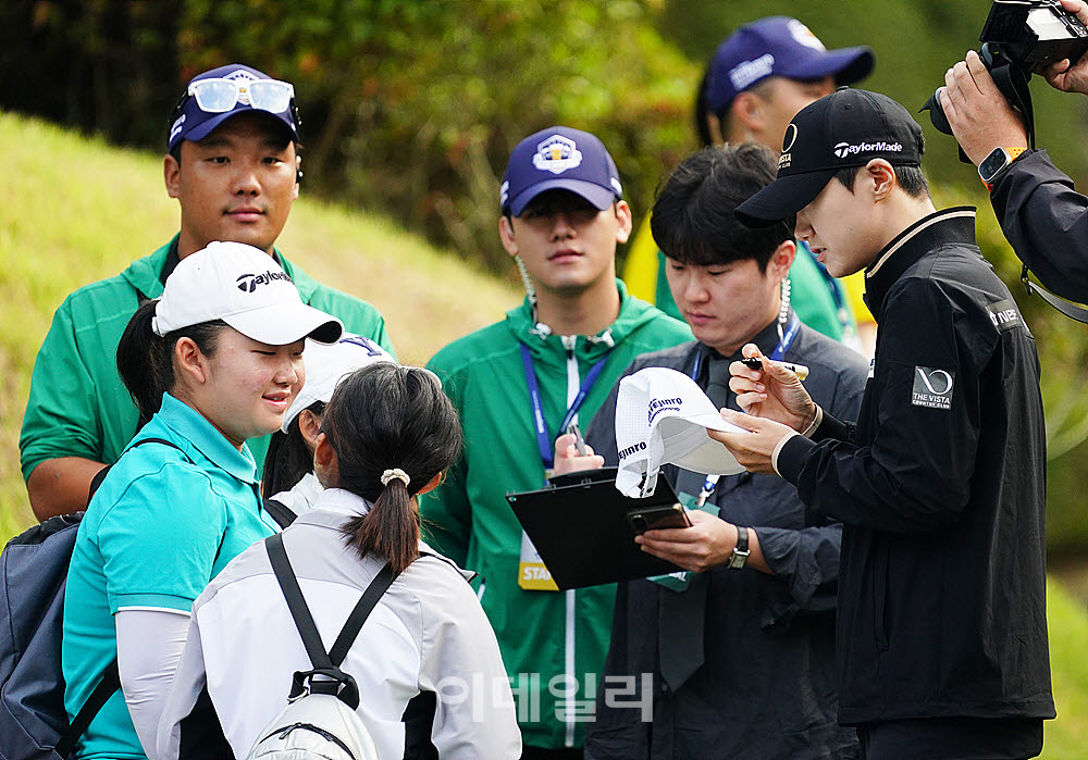 [포토] 박성현, 시작에 앞서 꿈나무에게 사인부터