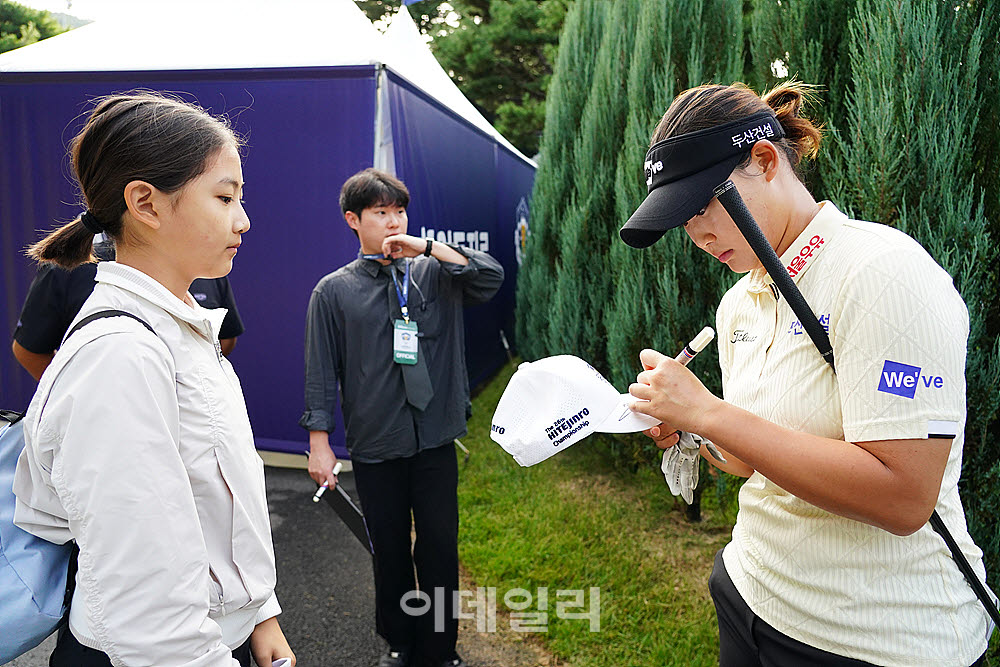 [포토] 김민솔의 사인 받는 골프 꿈나무