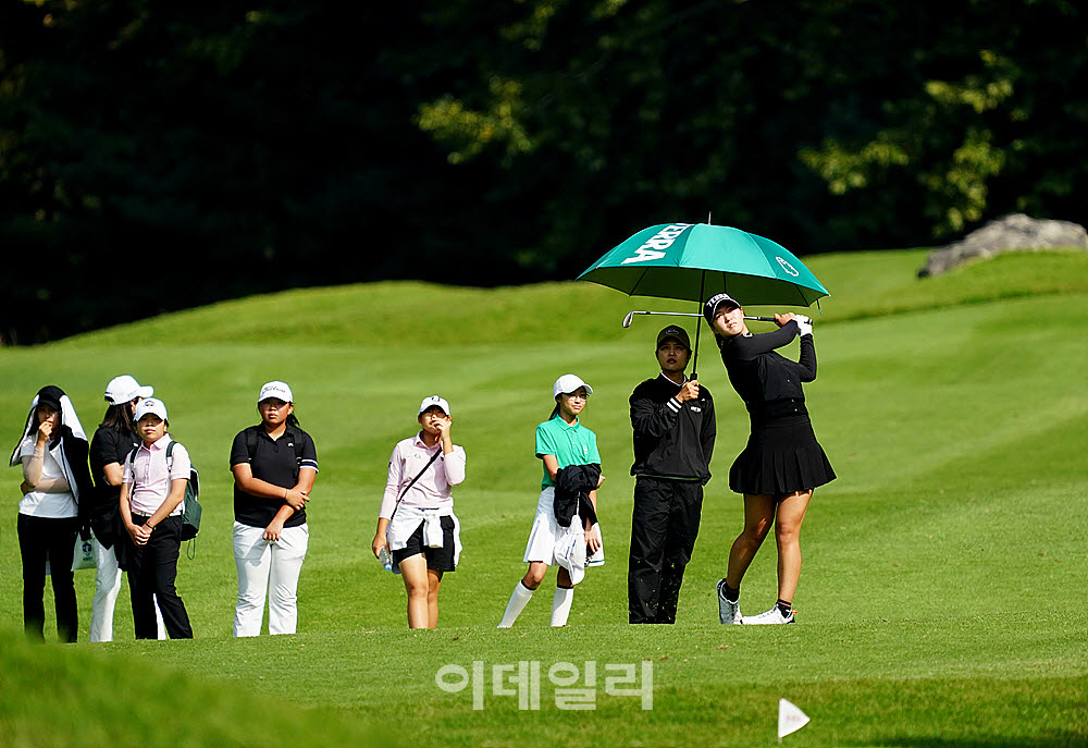[포토] 성아진, 골프 꿈나무들 앞에서