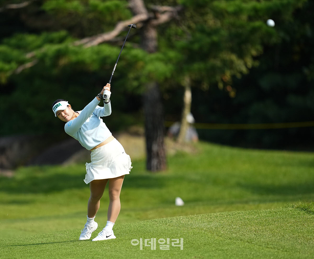 [포토]김민별,스폰서 대회 우승을 향하여